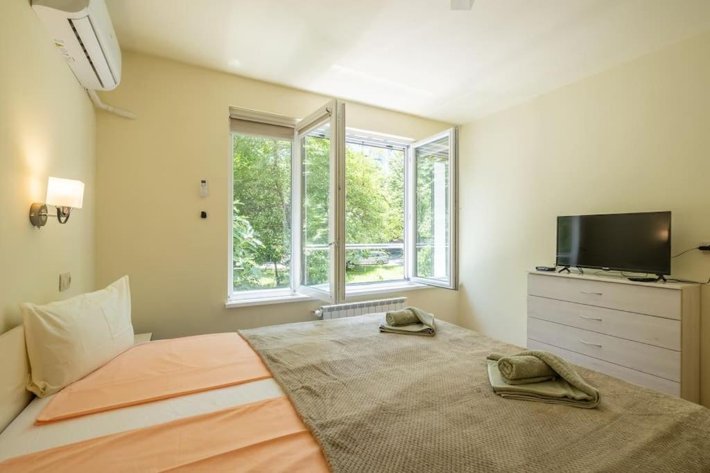 Top Location, Brand New 3 Bdrm Apt & Free Parking Sofia Buitenkant foto