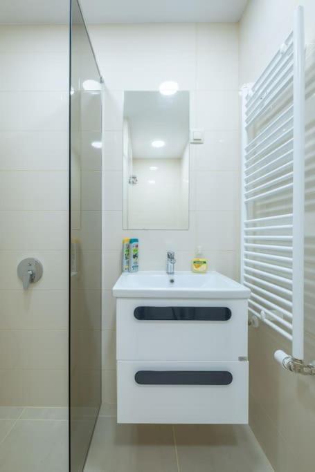 Top Location, Brand New 3 Bdrm Apt & Free Parking Sofia Buitenkant foto