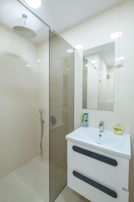 Top Location, Brand New 3 Bdrm Apt & Free Parking Sofia Buitenkant foto