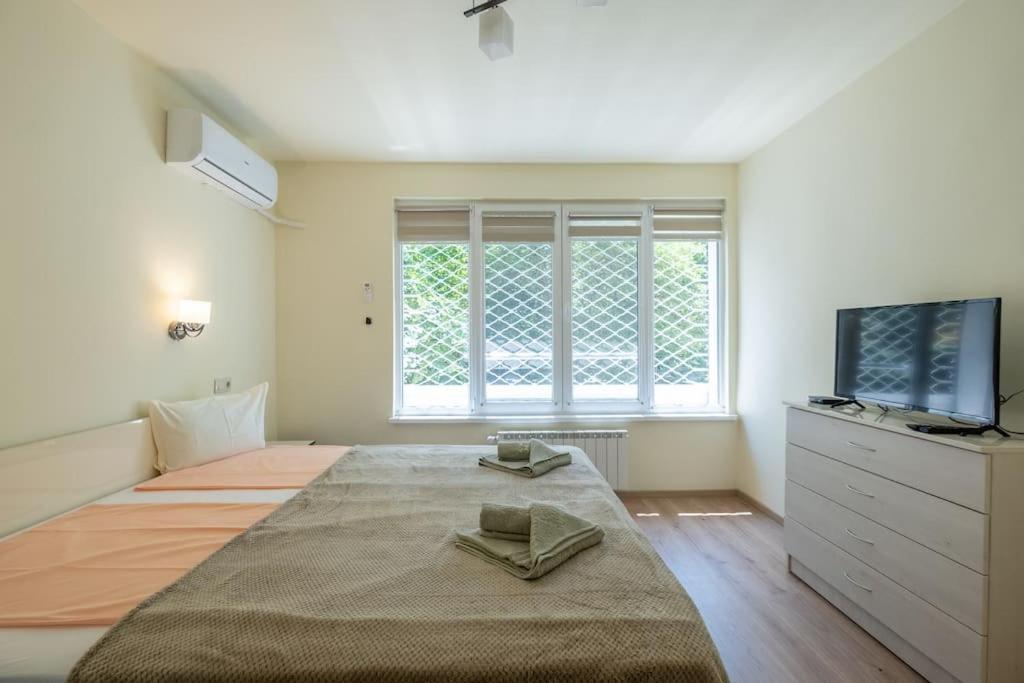 Top Location, Brand New 3 Bdrm Apt & Free Parking Sofia Buitenkant foto