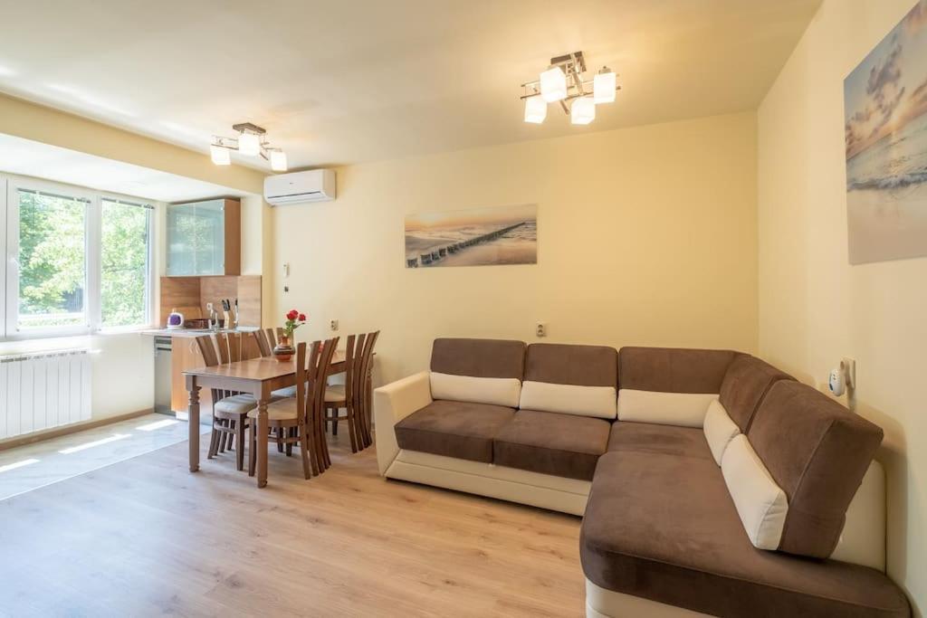 Top Location, Brand New 3 Bdrm Apt & Free Parking Sofia Buitenkant foto